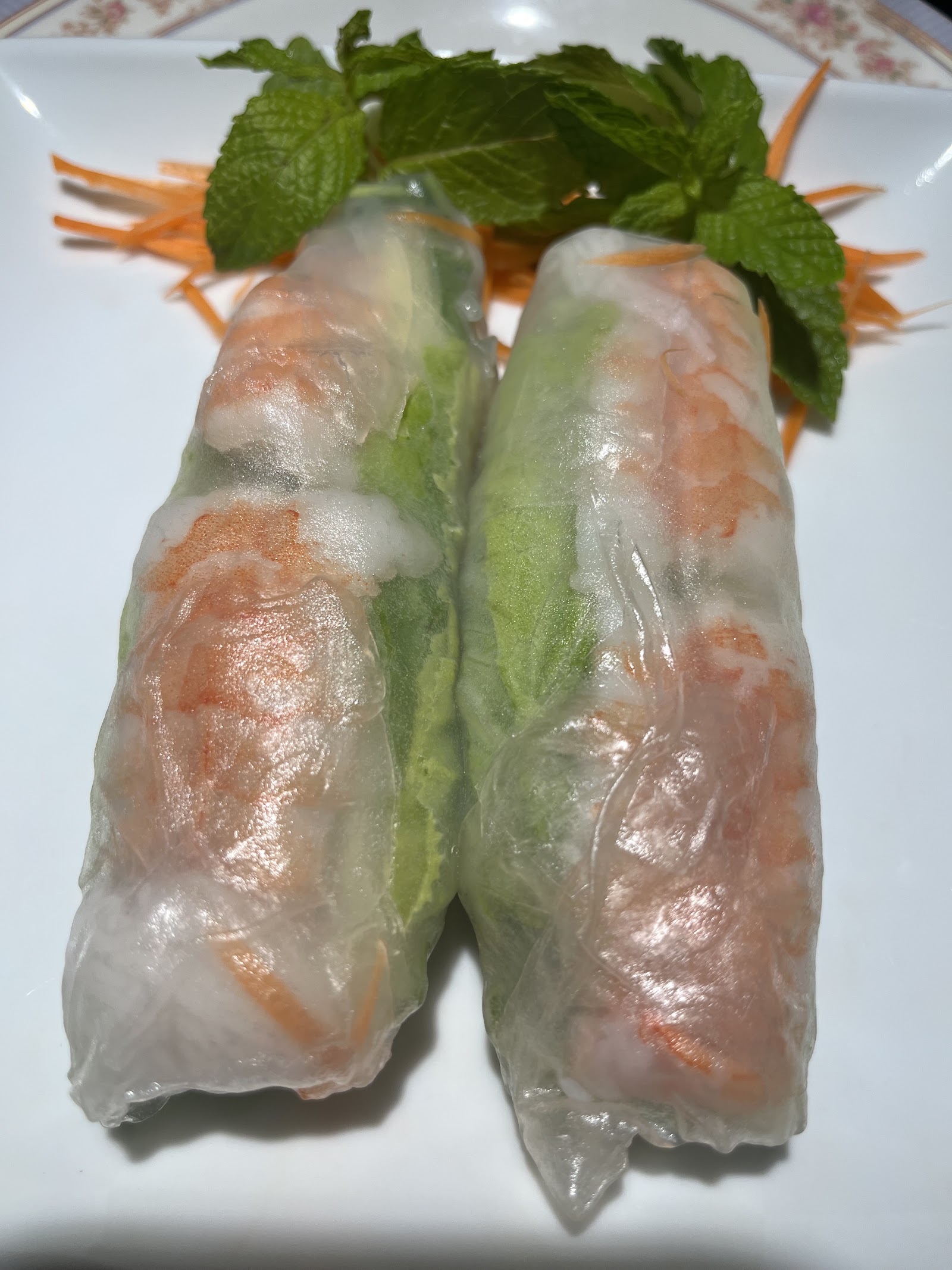 Fresh shrimp spring rolls with mint and carrot